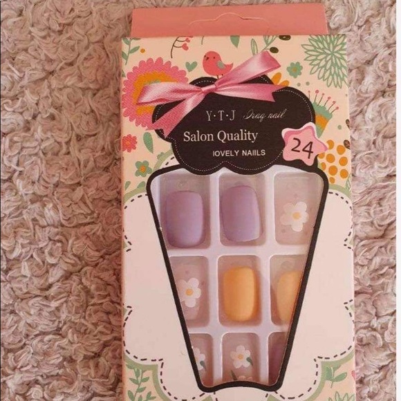 Press on nails - Picture 3 of 3